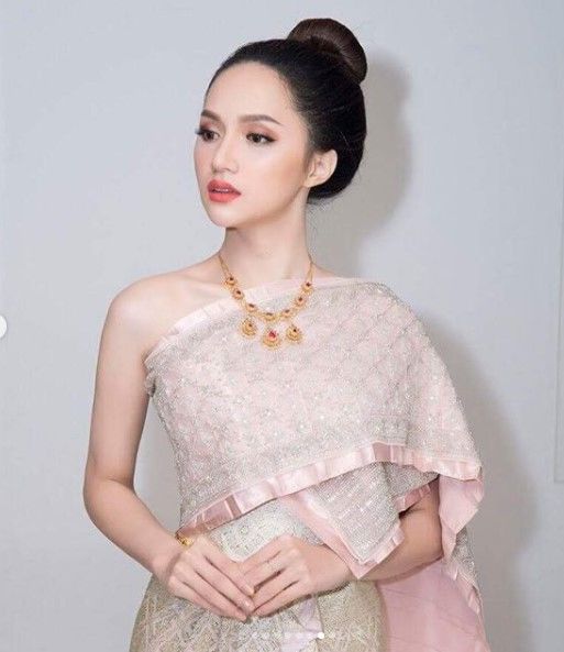 Dàn mỹ nhân Việt diện đồ Thái: có người còn cosplay hẳn Lisa