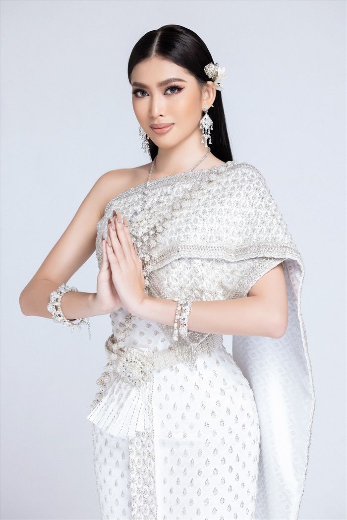 Dàn mỹ nhân Việt diện đồ Thái: có người còn cosplay hẳn Lisa