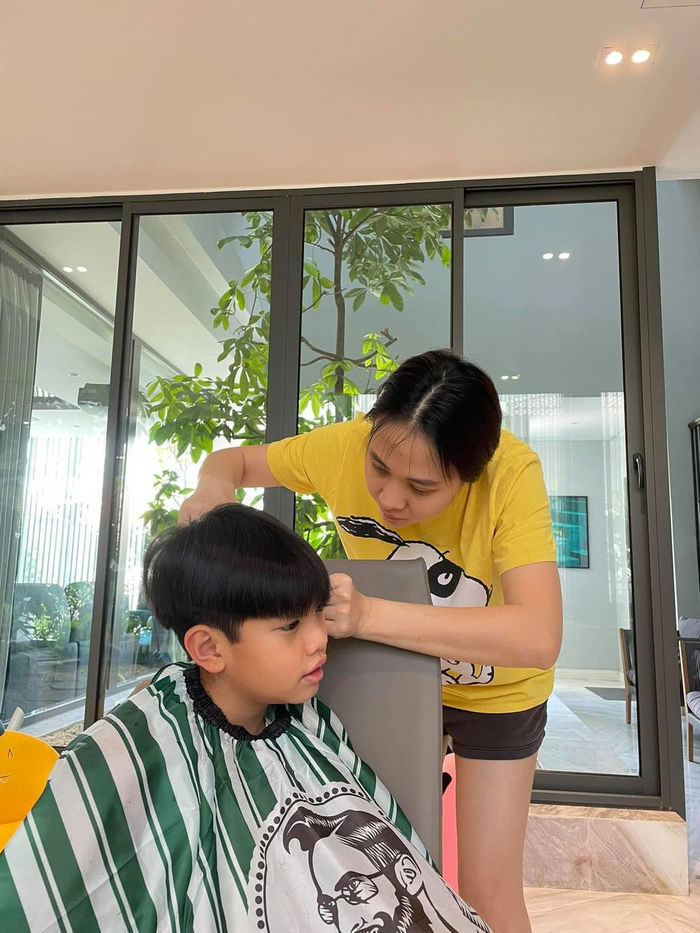 Mỹ nhân Việt tinh tế khi ứng xử với con riêng của chồng