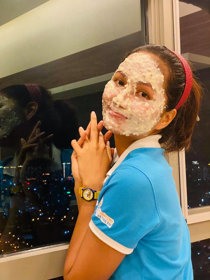 Nàng hậu Việt tự chế mặt nạ, mỹ phẩm tại nhà: H'Hen Nie cực sáng tạo