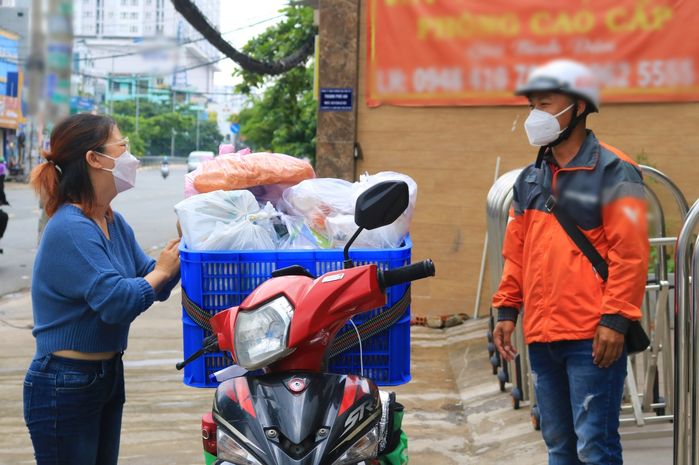 Ngày shipper được giao liên quận: Tiền hàng 631k còn tiền ship 400k