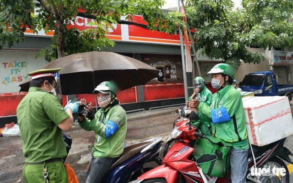 Ngày shipper được giao liên quận: Tiền hàng 631k còn tiền ship 400k
