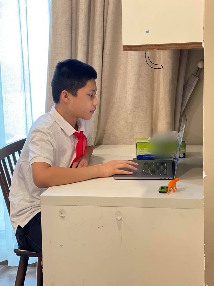 Ngày tựu trường đặc biệt nhất trong lịch sử: Chào cờ qua tivi