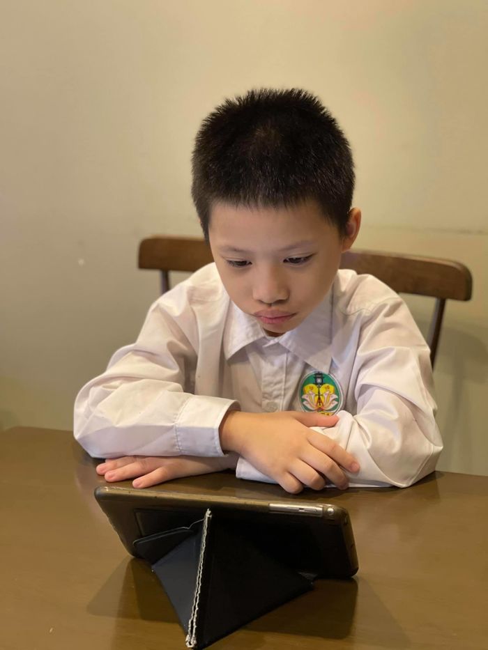 Ngày tựu trường đặc biệt nhất trong lịch sử: Chào cờ qua tivi