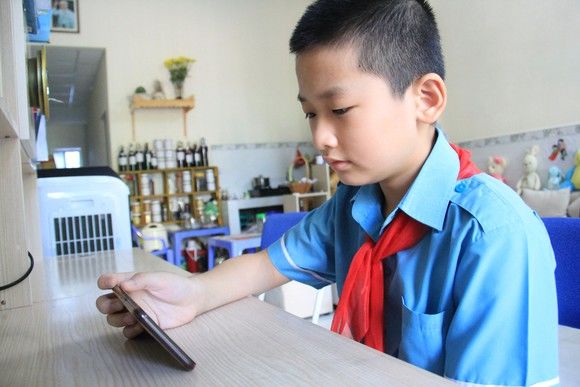 Ngày tựu trường đặc biệt nhất trong lịch sử: Chào cờ qua tivi