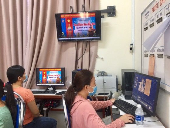 Ngày tựu trường đặc biệt nhất trong lịch sử: Chào cờ qua tivi