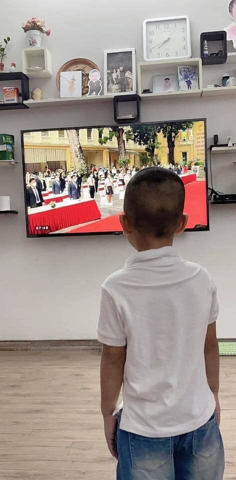 Ngày tựu trường đặc biệt nhất trong lịch sử: Chào cờ qua tivi