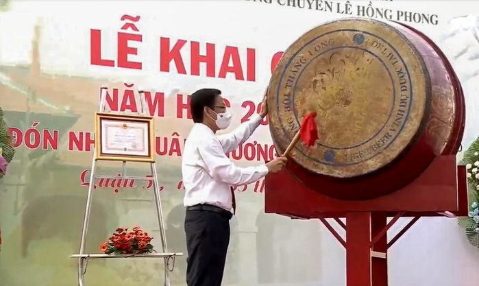 Ngày tựu trường đặc biệt nhất trong lịch sử: Chào cờ qua tivi