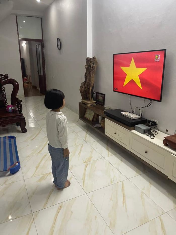 Ngày tựu trường đặc biệt nhất trong lịch sử: Chào cờ qua tivi