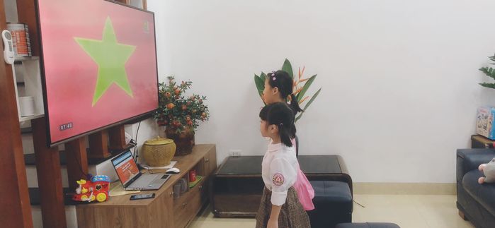 Ngày tựu trường đặc biệt nhất trong lịch sử: Chào cờ qua tivi