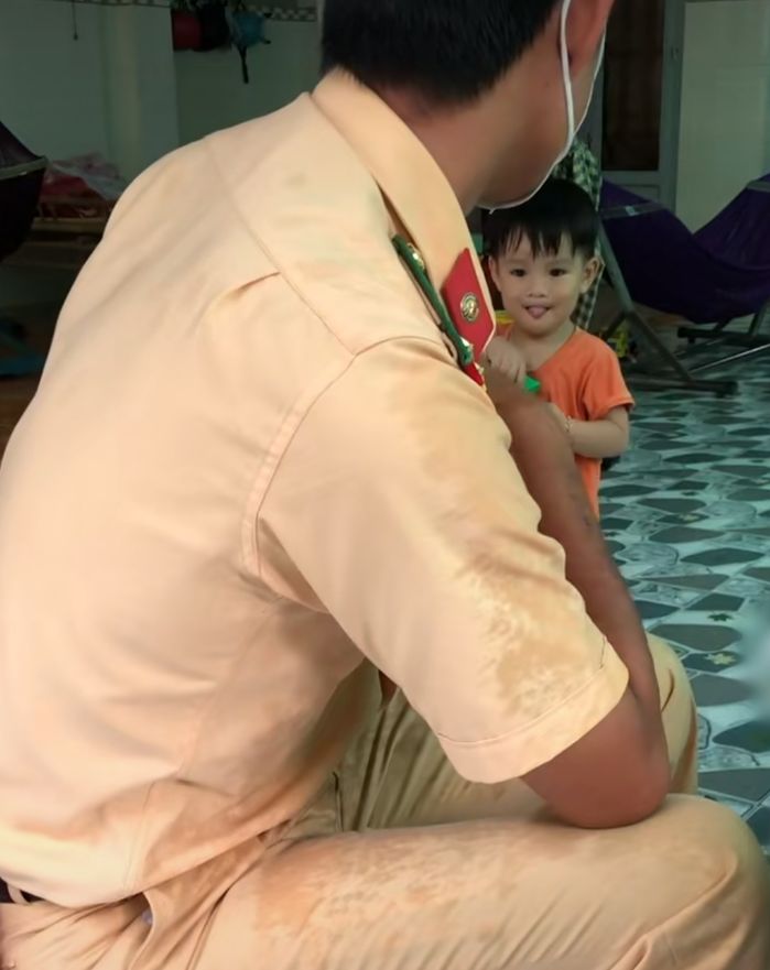 Nghẹn lòng chiến sĩ CSGT tạt qua nhà nhưng con trai lại chẳng nhận ra