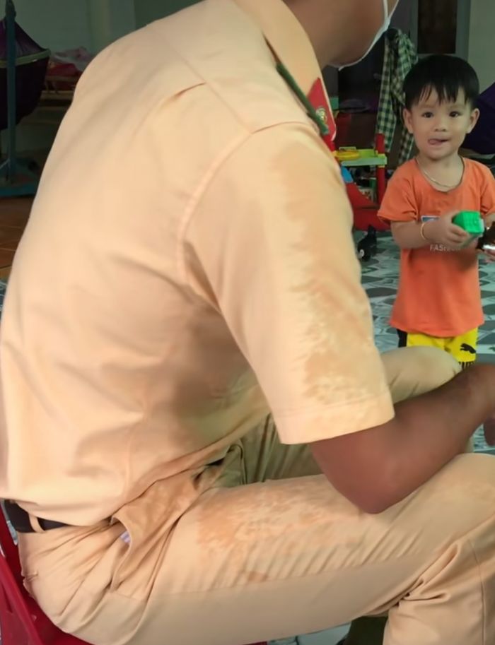 Nghẹn lòng chiến sĩ CSGT tạt qua nhà nhưng con trai lại chẳng nhận ra