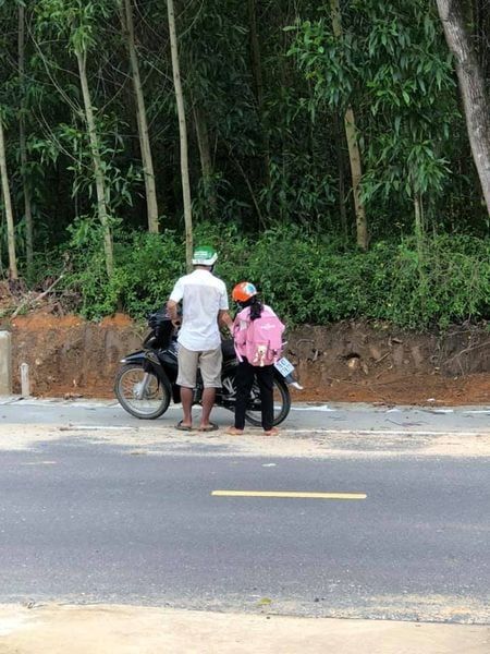 Cha con vét sạch tiền vẫn không đủ mua ĐT, chủ tiệm chịu lỗ bán rẻ