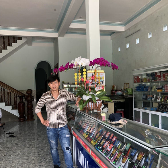 Cha con vét sạch tiền vẫn không đủ mua ĐT, chủ tiệm chịu lỗ bán rẻ