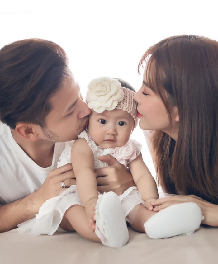 Nghị lực sinh con vất vả nhưng nuôi nấng mát tay của các mẹ bỉm Vbiz