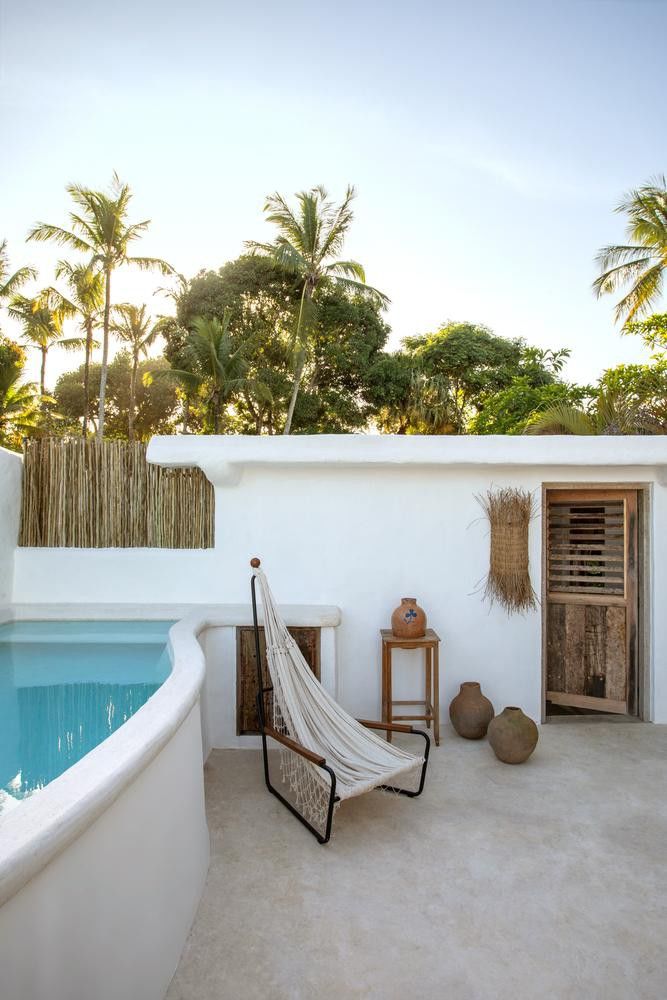 Ngôi nhà màu trắng với nội thất từ gỗ tái chế đẹp như resort 5 sao