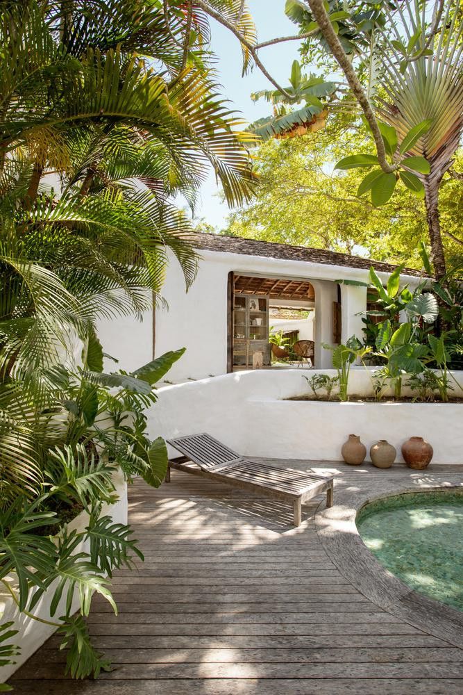 Ngôi nhà màu trắng với nội thất từ gỗ tái chế đẹp như resort 5 sao