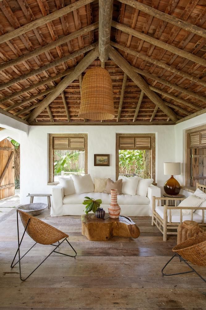 Ngôi nhà màu trắng với nội thất từ gỗ tái chế đẹp như resort 5 sao