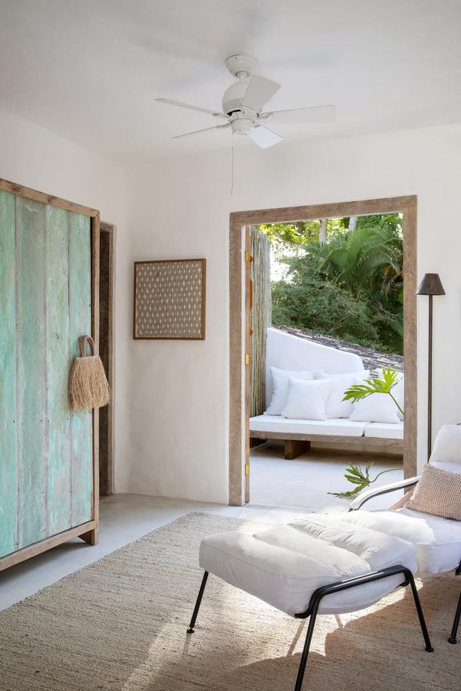 Ngôi nhà màu trắng với nội thất từ gỗ tái chế đẹp như resort 5 sao