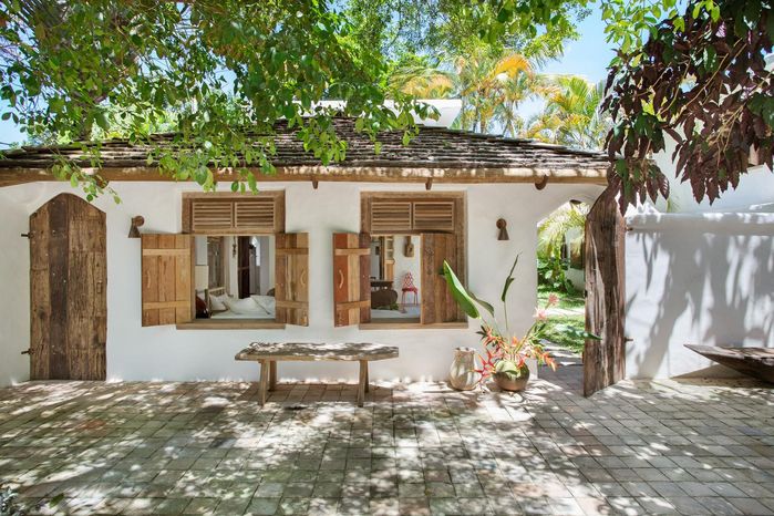 Ngôi nhà màu trắng với nội thất từ gỗ tái chế đẹp như resort 5 sao