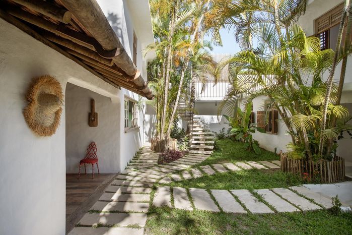 Ngôi nhà màu trắng với nội thất từ gỗ tái chế đẹp như resort 5 sao