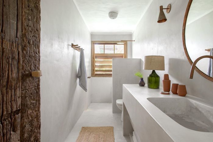 Ngôi nhà màu trắng với nội thất từ gỗ tái chế đẹp như resort 5 sao