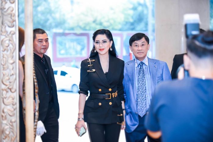 Ngôn tình như bố chồng Hà Tăng: Mê tiếp viên nên đi hết các chuyến bay