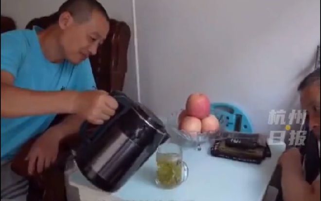 Người đàn ông chăm sóc cả con riêng và chồng cũ của vợ suốt 16 năm