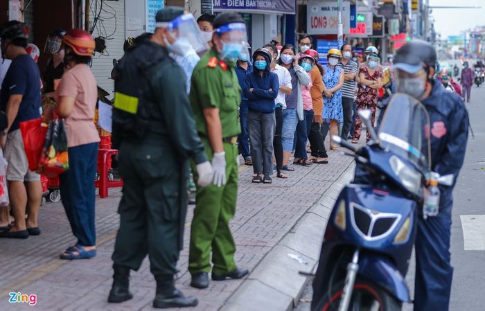Nhiều người xếp hàng đi mua bánh trung đắt nhất SG: Đừng quên 5K nha
