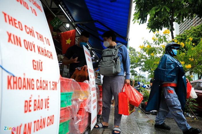 Nhiều người xếp hàng đi mua bánh trung đắt nhất SG: Đừng quên 5K nha