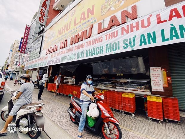Nhiều người xếp hàng đi mua bánh trung đắt nhất SG: Đừng quên 5K nha