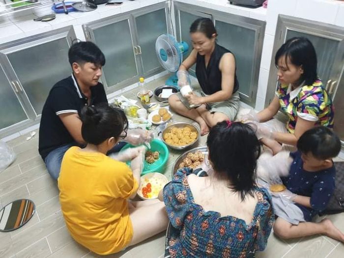 Nhiều người xếp hàng đi mua bánh trung đắt nhất SG: Đừng quên 5K nha