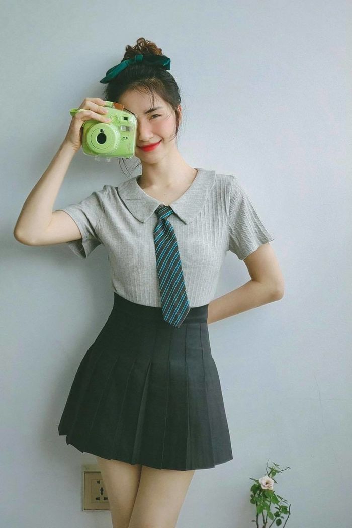 Nhan sắc như nữ sinh của Hòa Minzy: Không nói tưởng chị gái Bo Thúi
