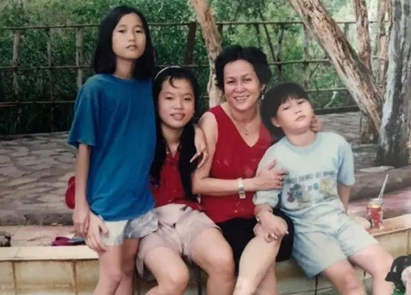 Nhan sắc thời trẻ của bố mẹ sao Việt: Mẹ Lâm Vỹ Dạ là Á hậu