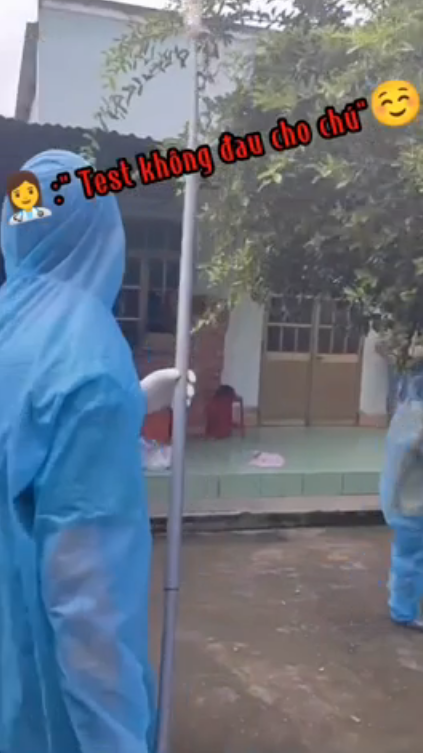 Nhân viên y tế đi lấy mẫu nhưng ngắm trúng cây sơ ri, xin liền tay