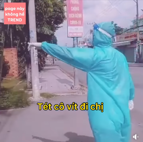 Nhân viên y tế đi lấy mẫu nhưng ngắm trúng cây sơ ri, xin liền tay