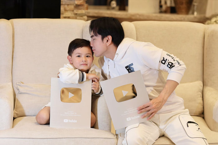 Nhóc tì Vbiz đạt nút bạc YouTube: giỏi hơn cả mấy ngôi sao hạng A