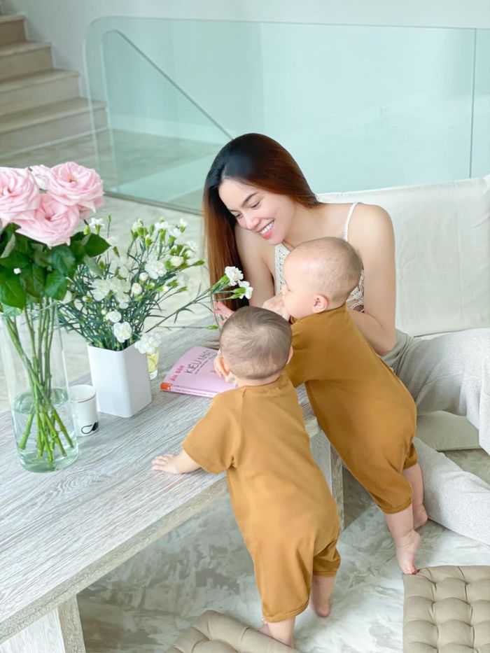 Nhóc tỳ Vbiz làm bố mẹ khóc thét: Con trai Thúy Diễm nghịch son phấn