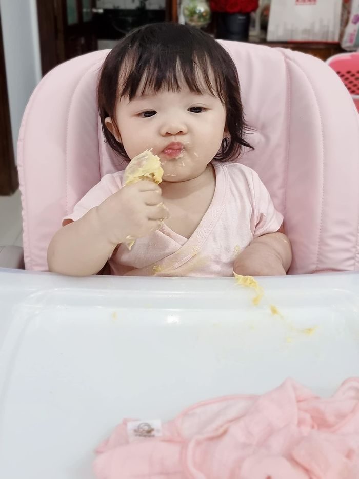 Nhóc tỳ Vbiz làm bố mẹ khóc thét: Con trai Thúy Diễm nghịch son phấn