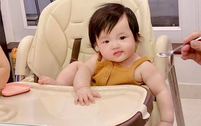 Nhóc tỳ Vbiz làm bố mẹ khóc thét: Con trai Thúy Diễm nghịch son phấn