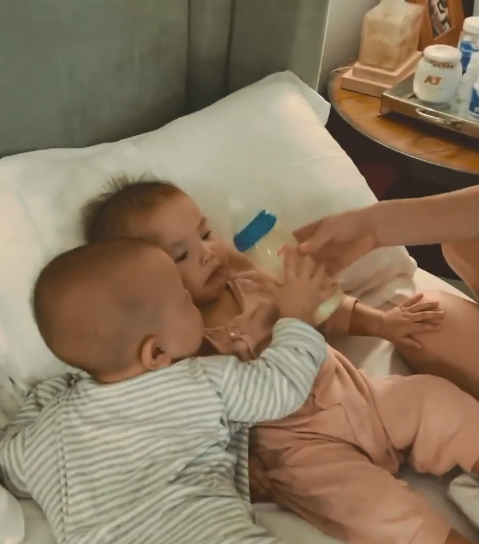 Nhóc tỳ Vbiz làm bố mẹ khóc thét: Con trai Thúy Diễm nghịch son phấn