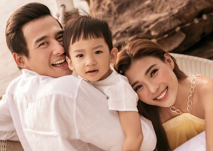 Nhóc tỳ Vbiz làm bố mẹ khóc thét: Con trai Thúy Diễm nghịch son phấn
