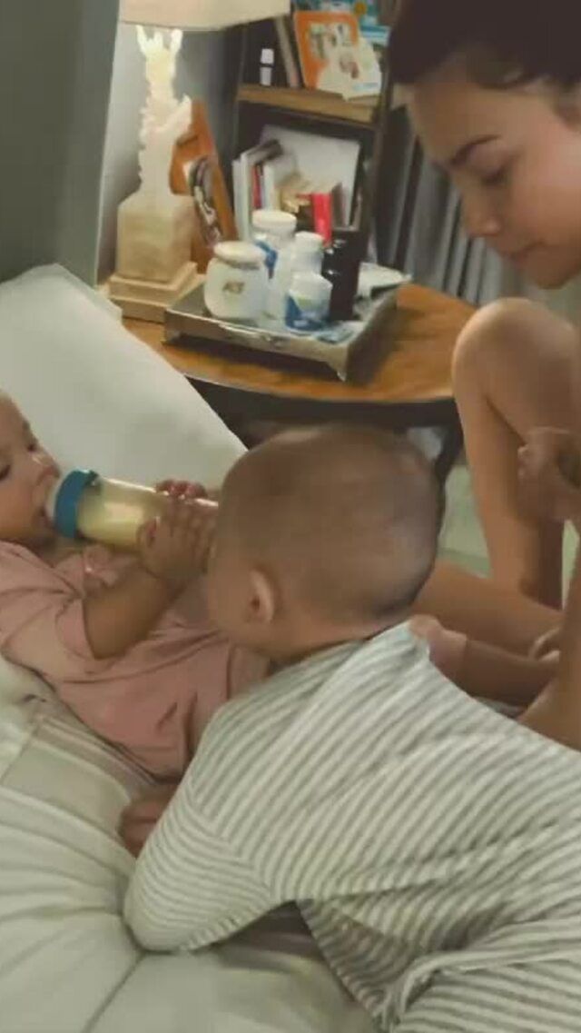 Nhóc tỳ Vbiz làm bố mẹ khóc thét: Con trai Thúy Diễm nghịch son phấn