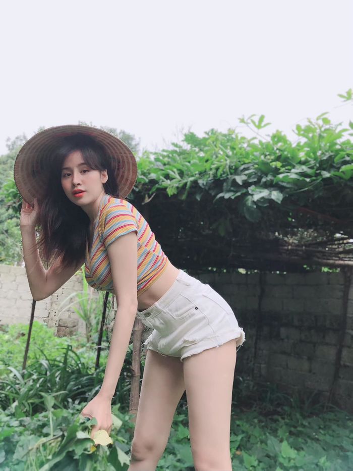 Nhức mắt với thời trang đi làm đồng, ra vườn nhặt rau của bà Tưng