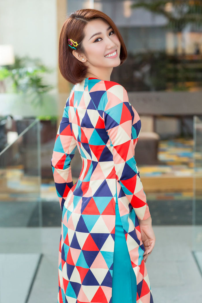 Những bộ cánh sặc sỡ như cầu vồng sau mưa của sao Việt