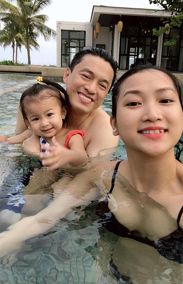 Những cô vợ thua chồng hơn một giáp của Vbiz: Đẻ hoài không sợ già