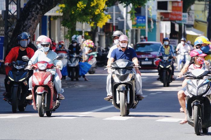 Những địa phương trên cả nước cho người dân đủ điều kiện ra đường
