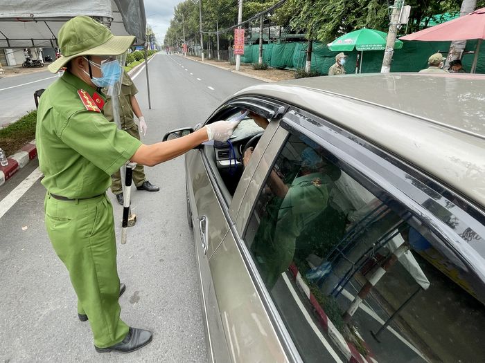 Những địa phương trên cả nước cho người dân đủ điều kiện ra đường