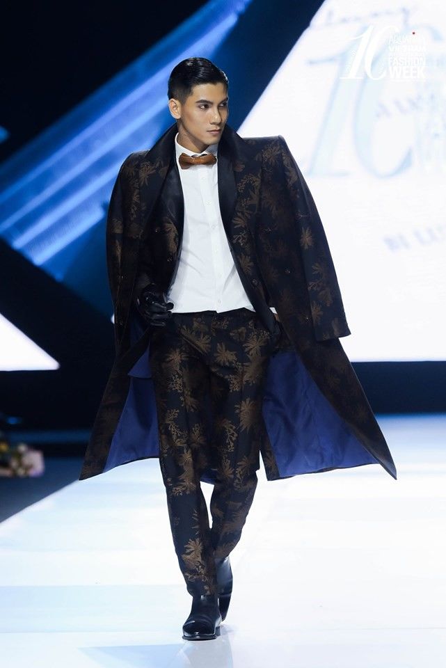 Những lần catwalk “tạo nét” của sao Việt: Minh Hằng nhào lộn hỏng