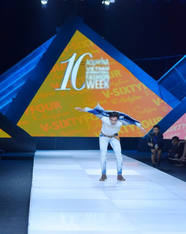 Những lần catwalk “tạo nét” của sao Việt: Minh Hằng nhào lộn hỏng